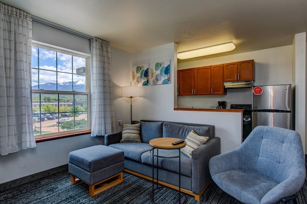 Caja de seguridad en la habitación y tabla de planchar con plancha