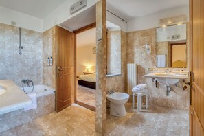 A bathroom with a bathtub, a shower, a bidet, and a sink. - Relais La Fattoria (Passignano sul Trasimeno)
