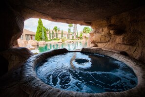 Outdoor spa tub - Glenburn Lodge & Spa (Muldersdrift)