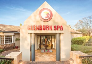 Couples treatment rooms, sauna, hot tub, steam room, body treatments