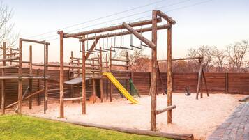 Lasten leikkialue ulkona