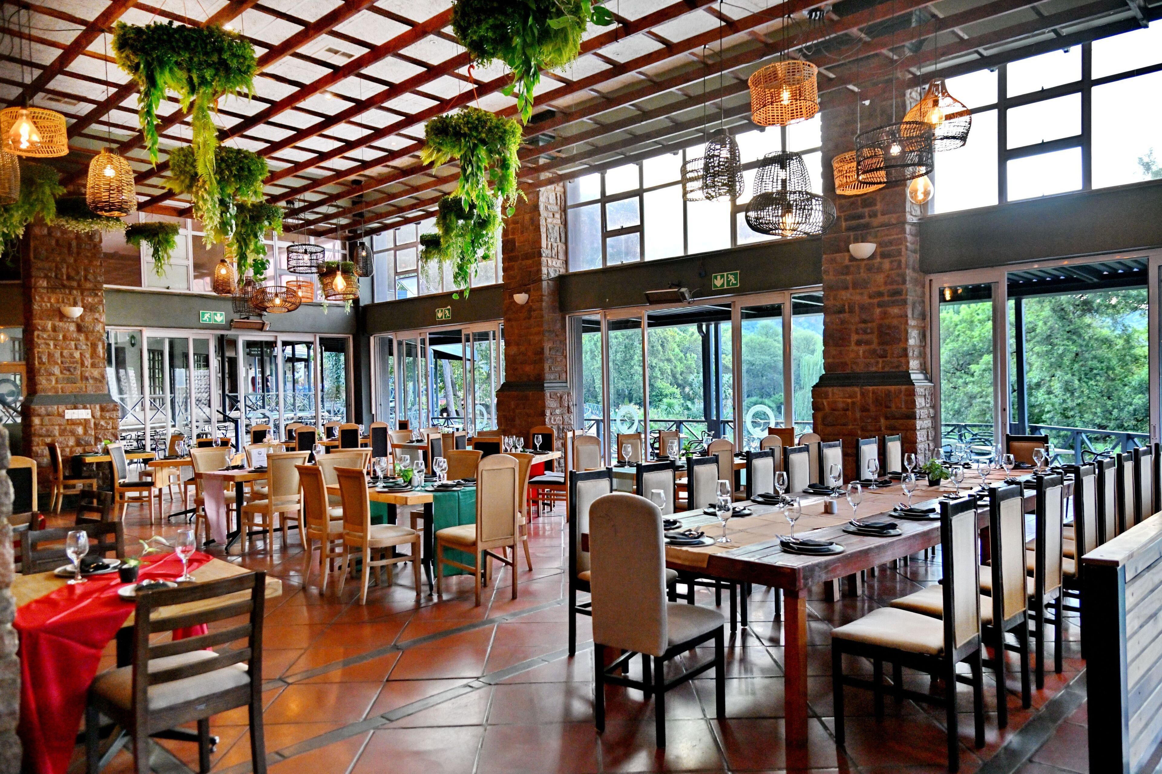 Petit déjeuner, déjeuner et dîner servis sur place, vue sur le jardin