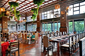 Se sirven desayunos, almuerzos y cocina africana (con vistas al jardín) 