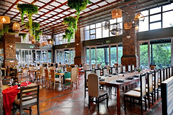 Frukost och lunch serveras, med utsikt mot trädgården 