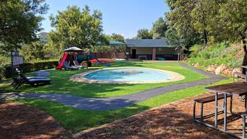 2 outdoor pools