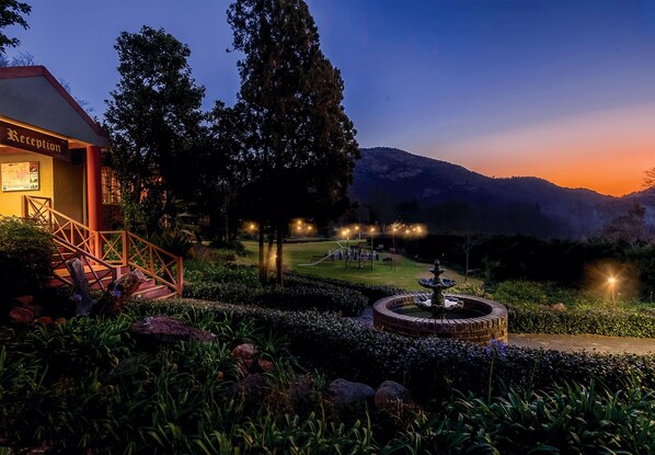 Majoituspaikan julkisivu illalla/yöllä