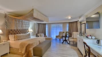 Luksushuone | Ylelliset vuodevaatteet, tallelokero huoneessa, työpöytä