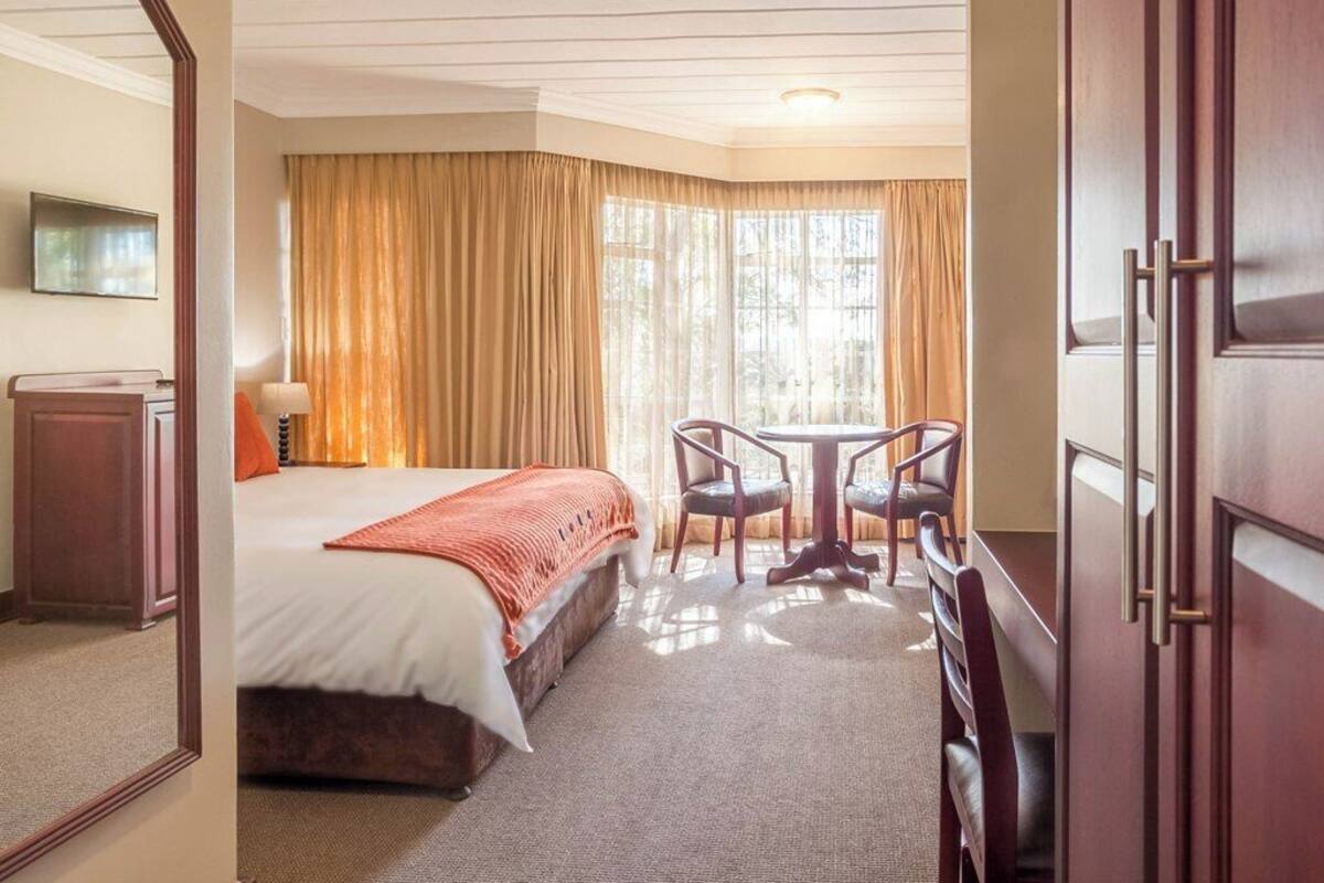 Standard, Hotelzimmer | Hochwertige Bettwaren, Minibar, Zimmersafe, Schreibtisch