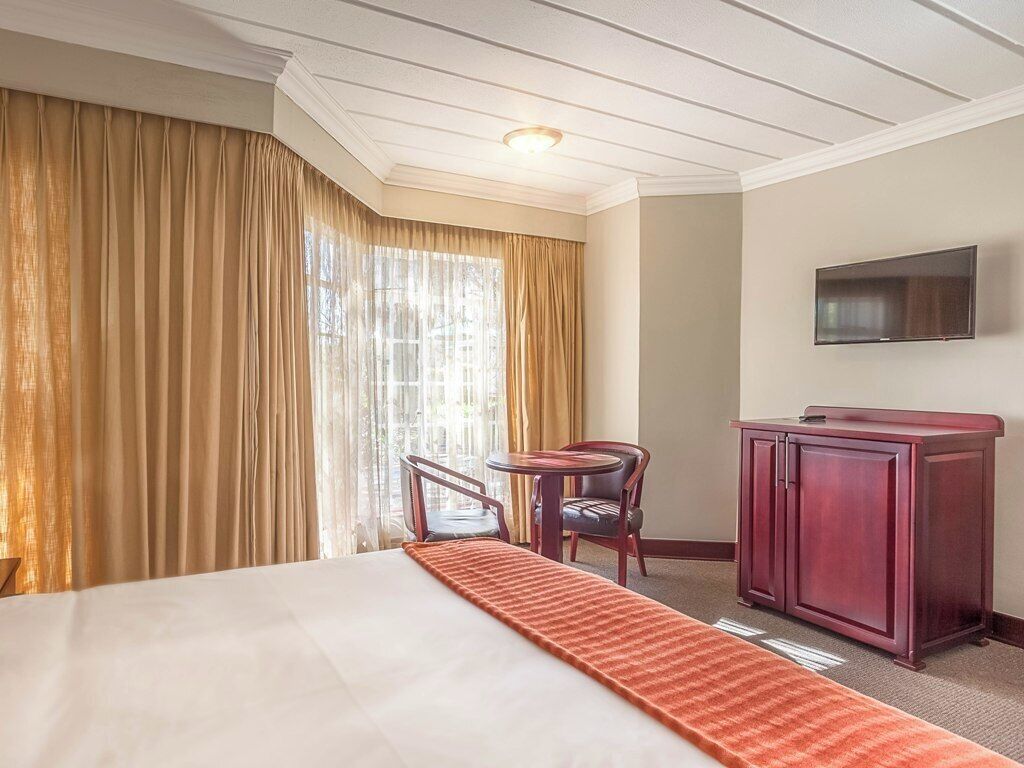 Standard hotel room | Premium bedding, in-room safe, desk, laptop workspace