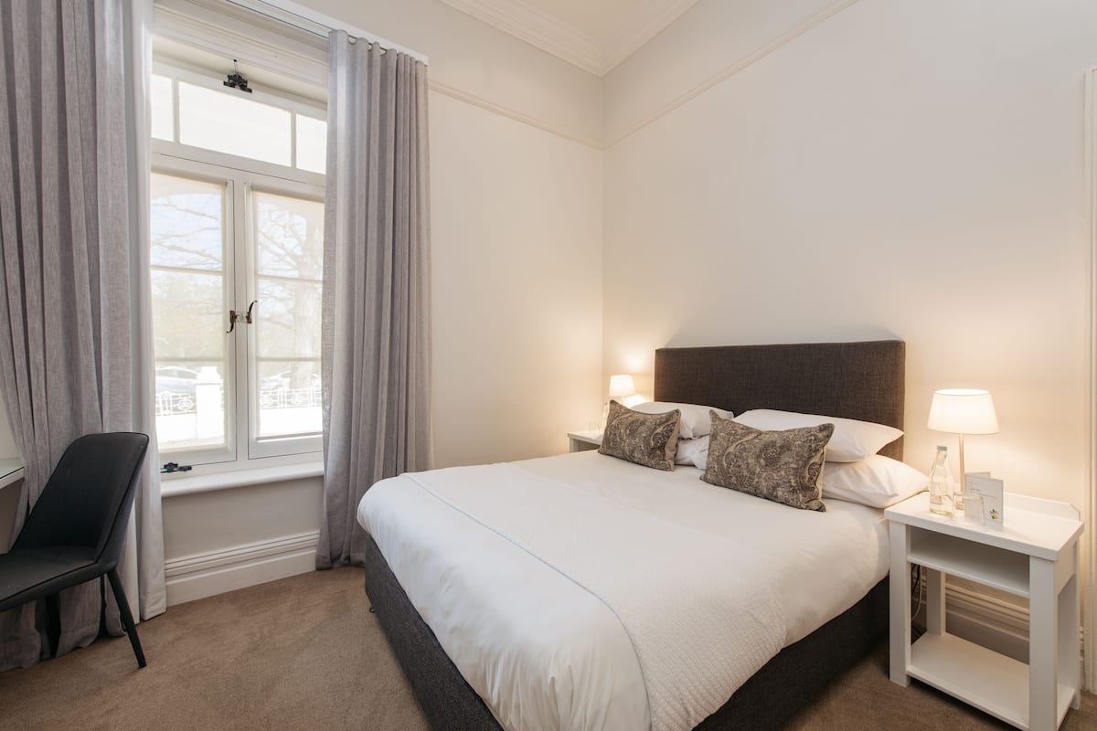 Habitación estándar | Ropa de cama de alta calidad, caja fuerte, escritorio
