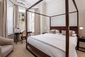 Quarto clássico | Roupas de cama premium, cofres nos quartos, individualmente decorados