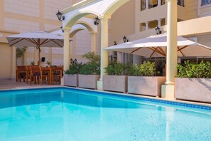 Outdoor pool - Radisson Blu Le Vendome Hotel (Cape Town)