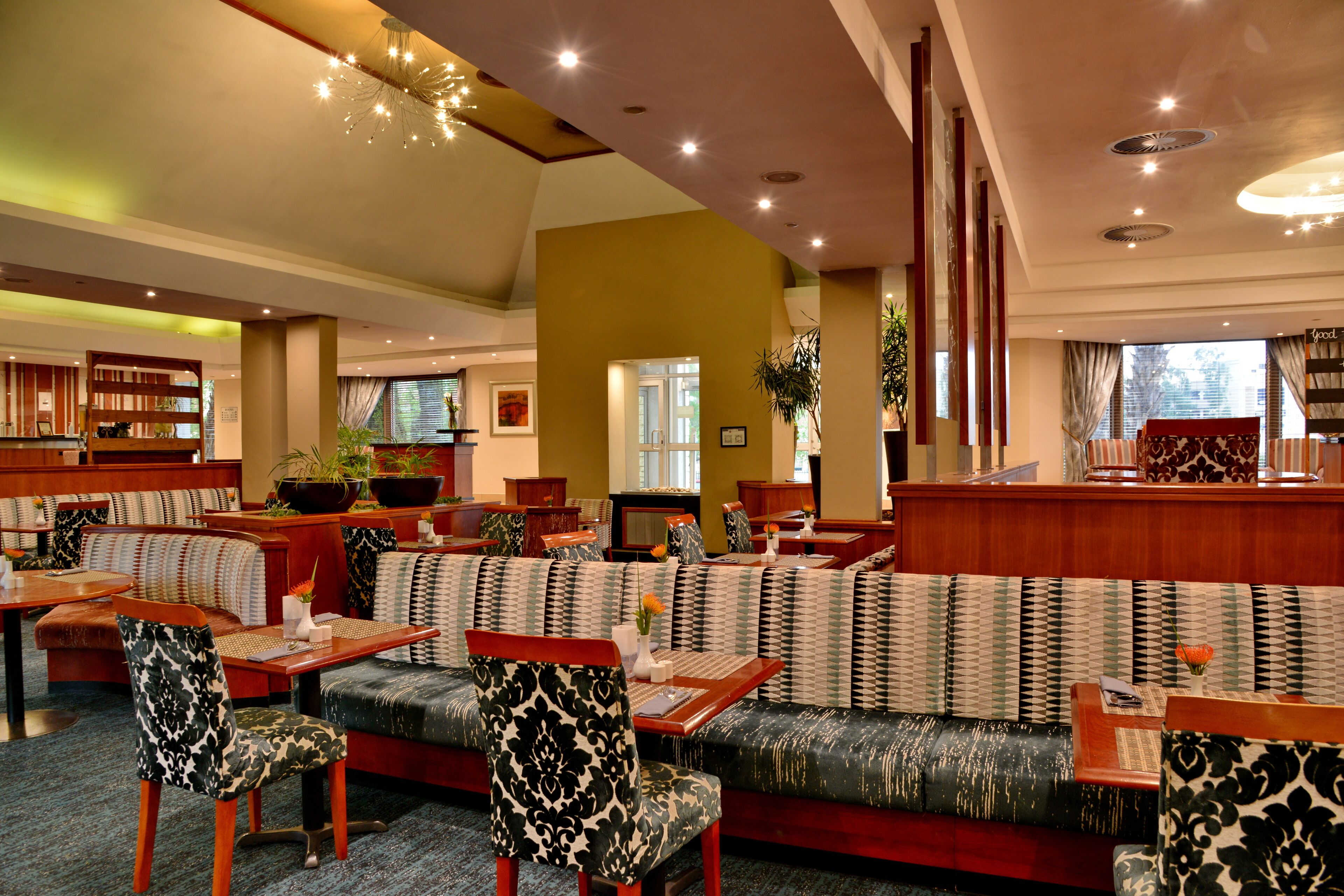 Una hall d'albergo con zone relax, una reception e una libreria.
