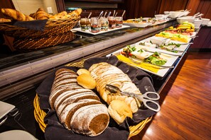 Se ofrece un desayuno bufé todos los días (por un coste adicional)