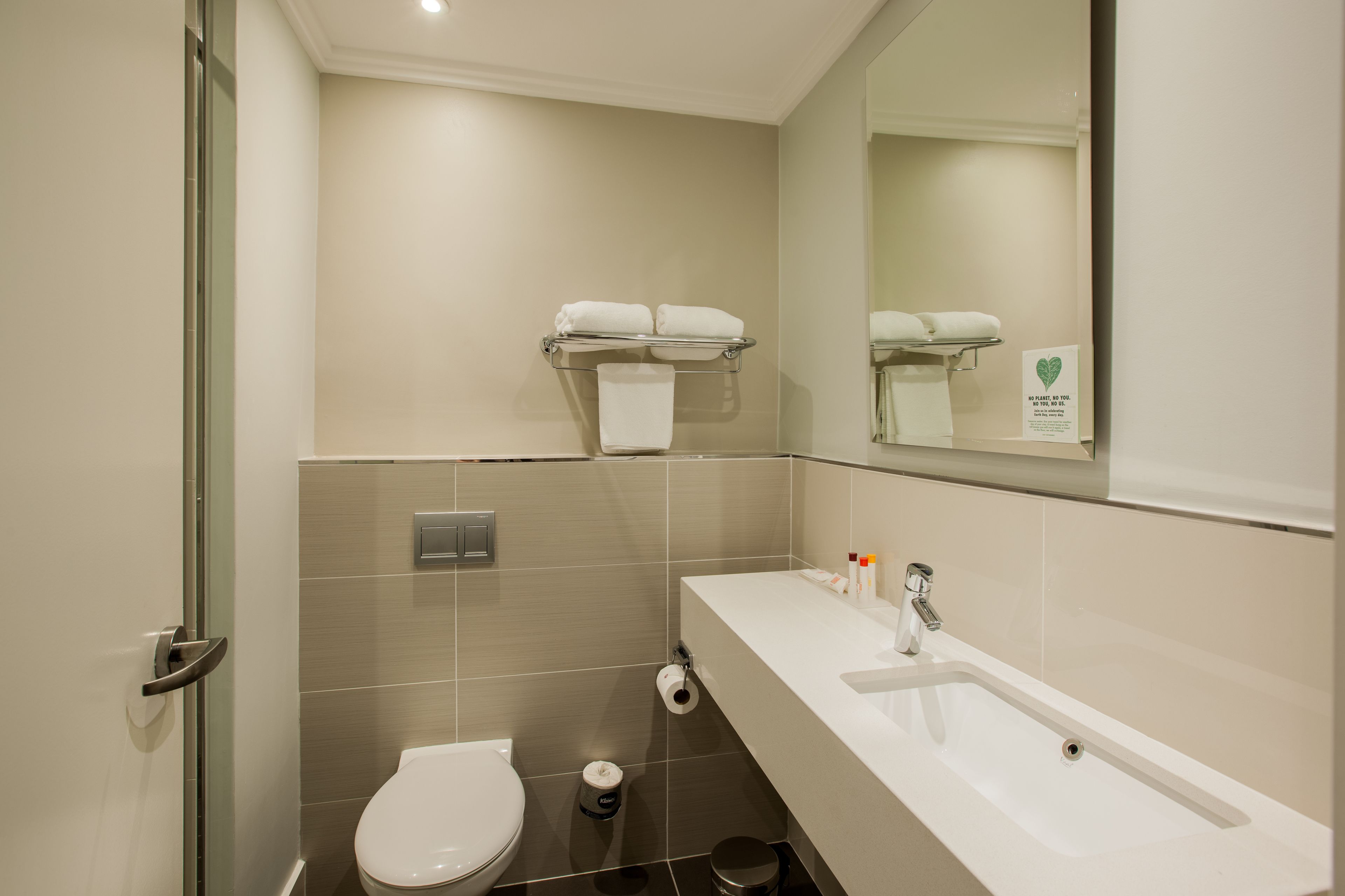 separate bathtub and shower, hydromassage showerhead, free toiletries