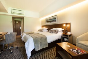 Caja de seguridad en la habitación, escritorio y cortinas blackout