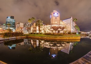 Façade de l’hébergement - soirée/nuit