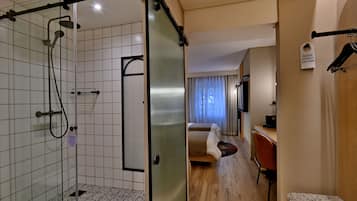 Separate bathtub and shower, deep-soaking bathtub, free toiletries