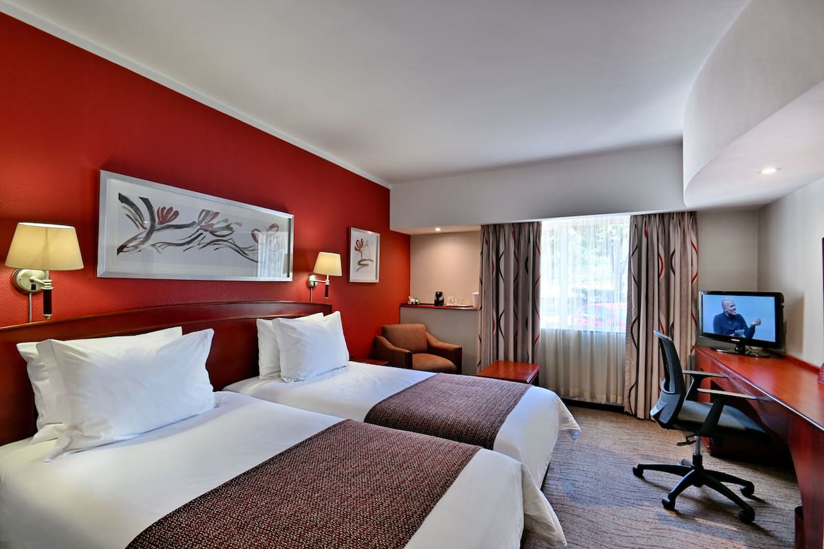 In-room safe, desk, free WiFi