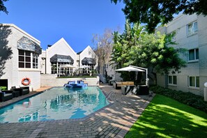 Outdoor pool, sun loungers - City Lodge Hotel Sandton, Morningside (Sandton)