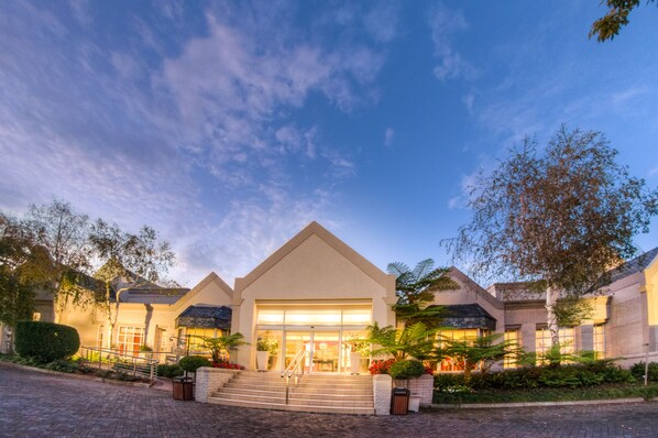Front of property - evening/night - City Lodge Hotel Sandton, Morningside (Sandton)