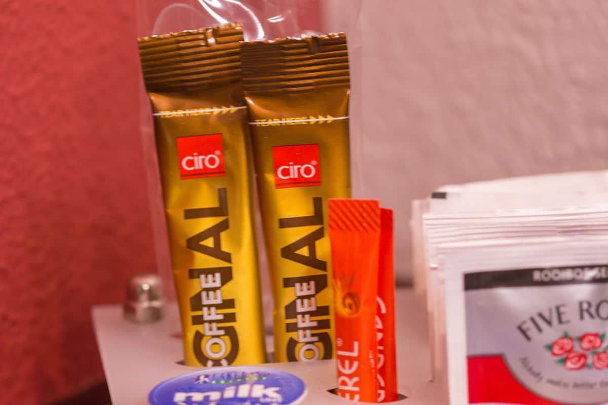 Un présentoir proposant des produits à base de café, notamment deux variétés de café Ciro et une boîte de sachets de thé Five Roses.