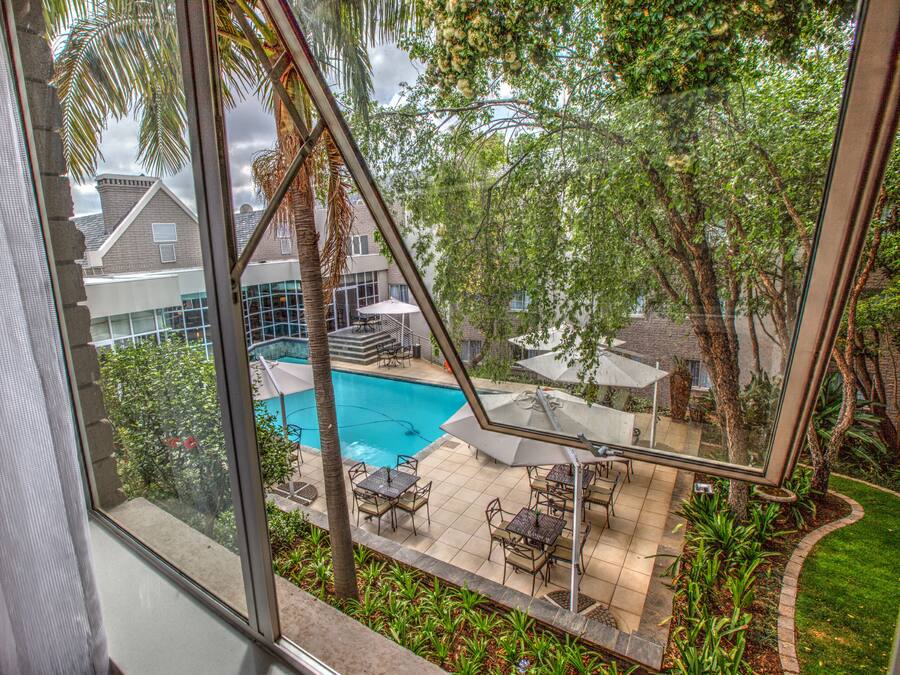 Coffres-forts dans les chambres, bureau, fer et planche à repasser