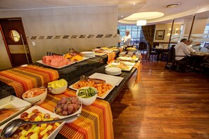 Desayuno buffet todos los días (con cargo) 