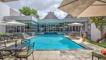 Piscine extérieure, chaises longues
