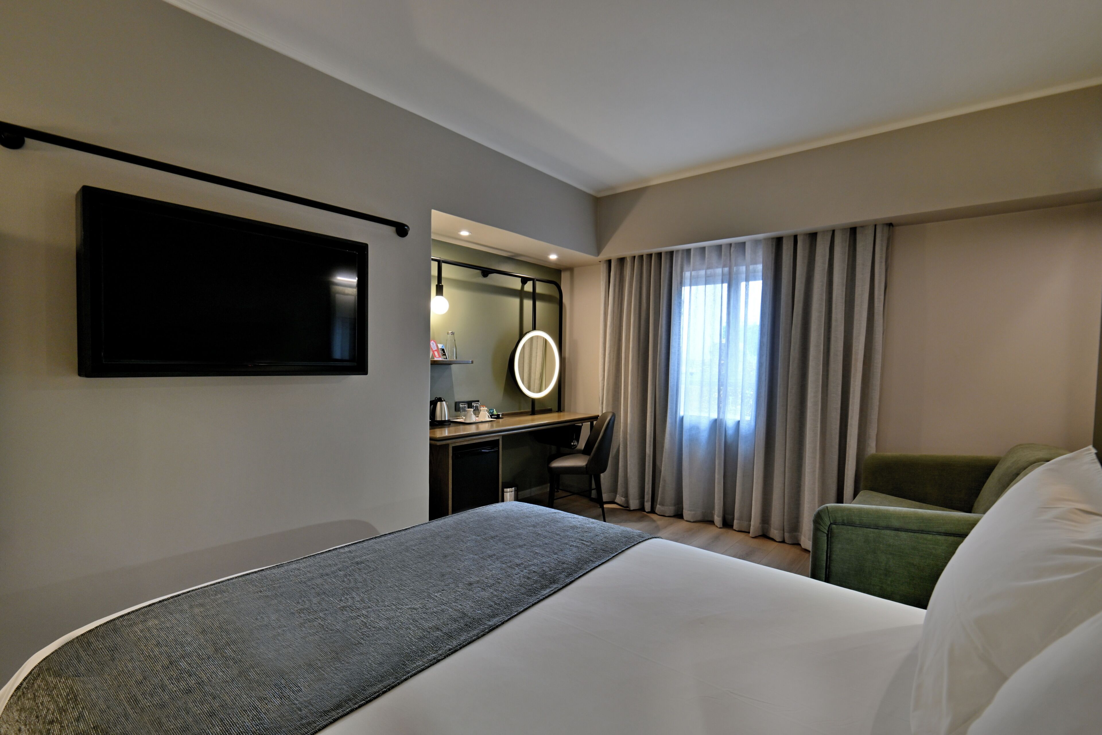 Premium bedding, in-room safe, desk, blackout drapes
