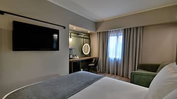 Premium bedding, in-room safe, desk, blackout drapes