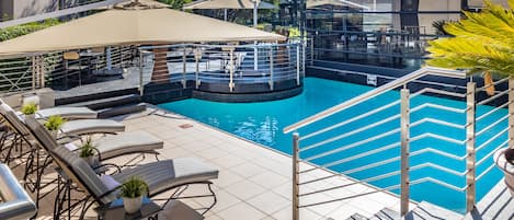 Piscine extérieure, parasols de plage, chaises longues