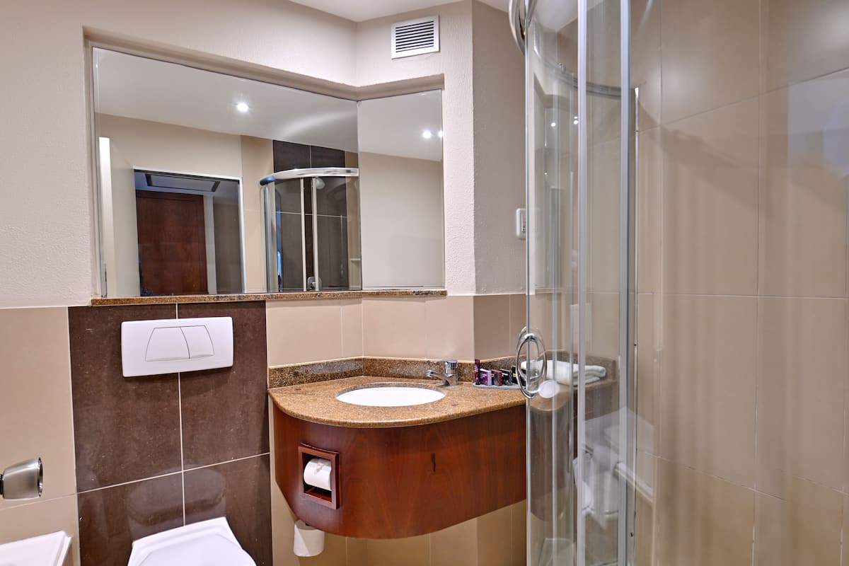 separate bathtub and shower, deep-soaking bathtub, free toiletries