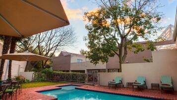 حمّام سباحة خارجي موسمي