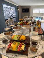 Se ofrece un desayuno inglés todos los días (195 ZAR por persona)