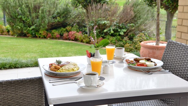 Outdoor dining - City Lodge Hotel Eastgate (Johannesburg)