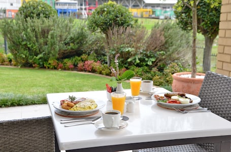 Outdoor dining. City Lodge Hotel Eastgate