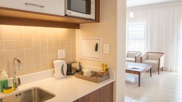 Frigorífico, microondas, cafetera o tetera y hervidor eléctrico