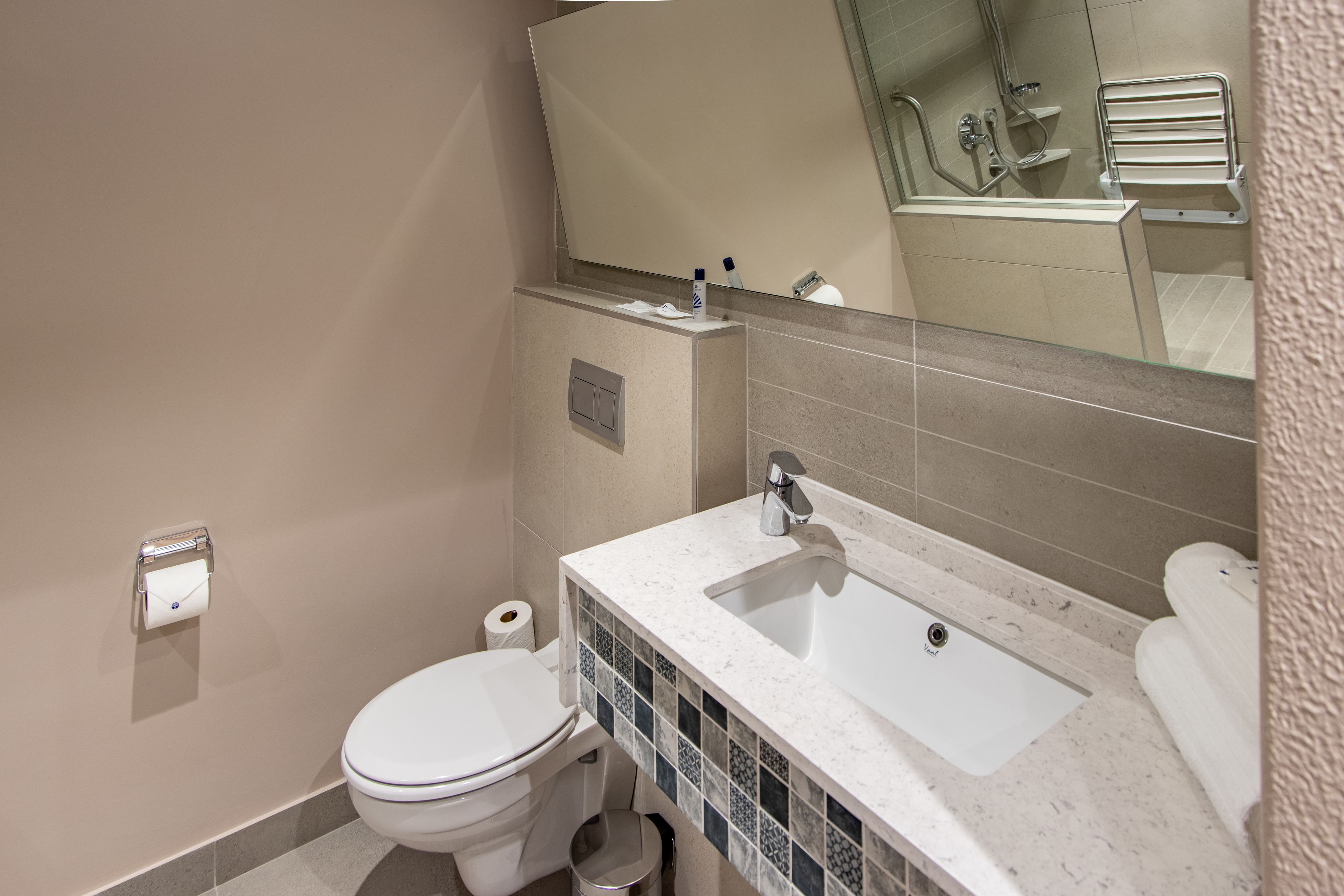 double room, non smoking | bathroom | shower, free toiletries, towels