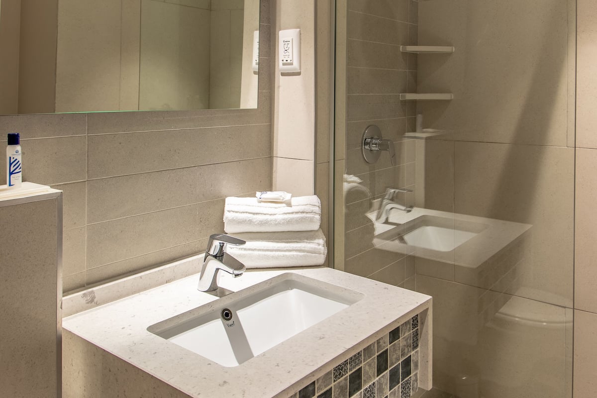 shower, free toiletries, towels