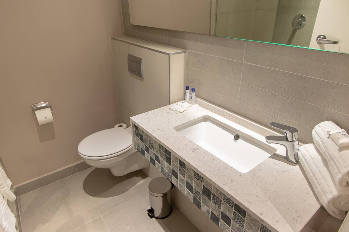 shower, free toiletries, towels