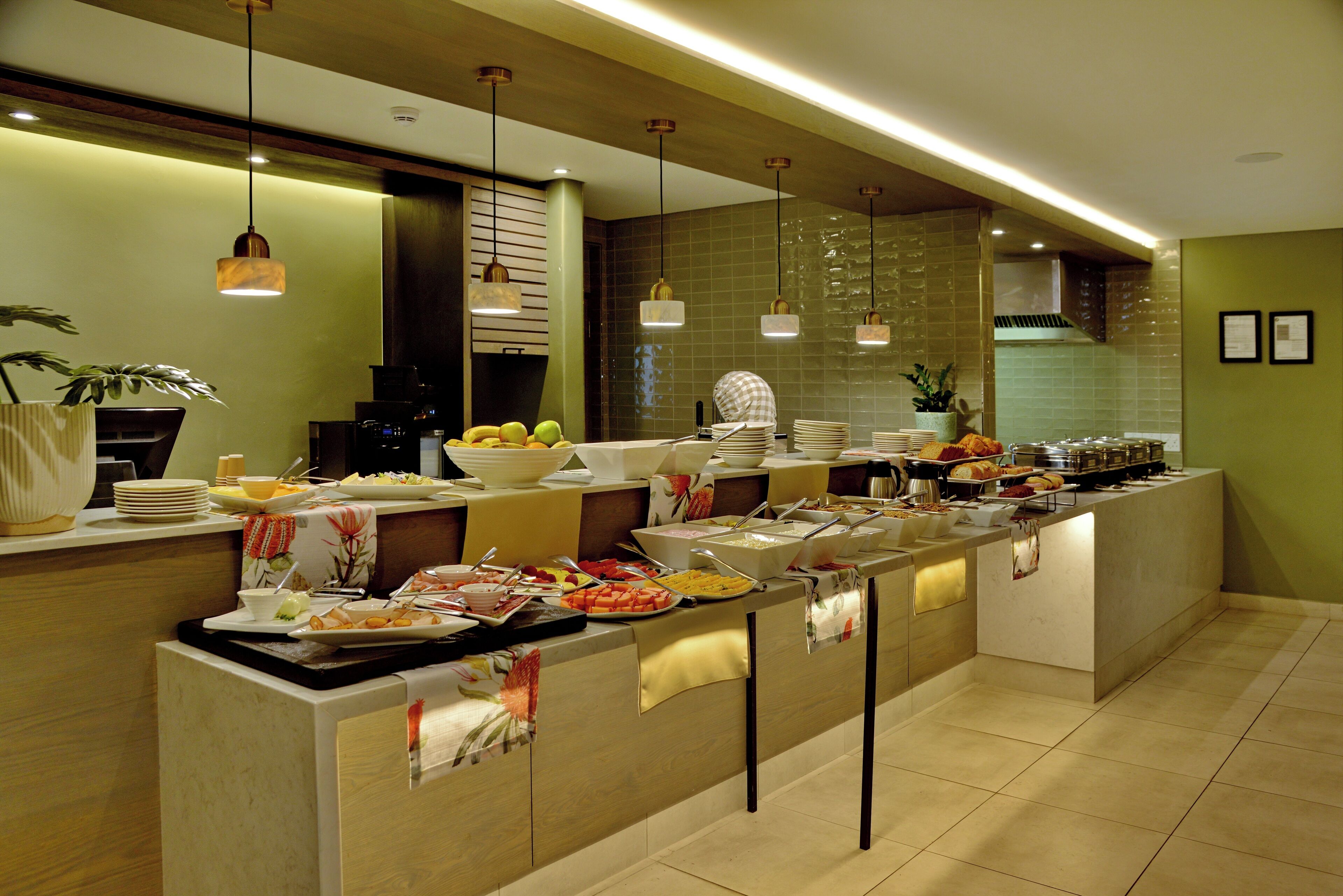 Bữa sáng buffet hàng ngày với phụ phí nhỏ 