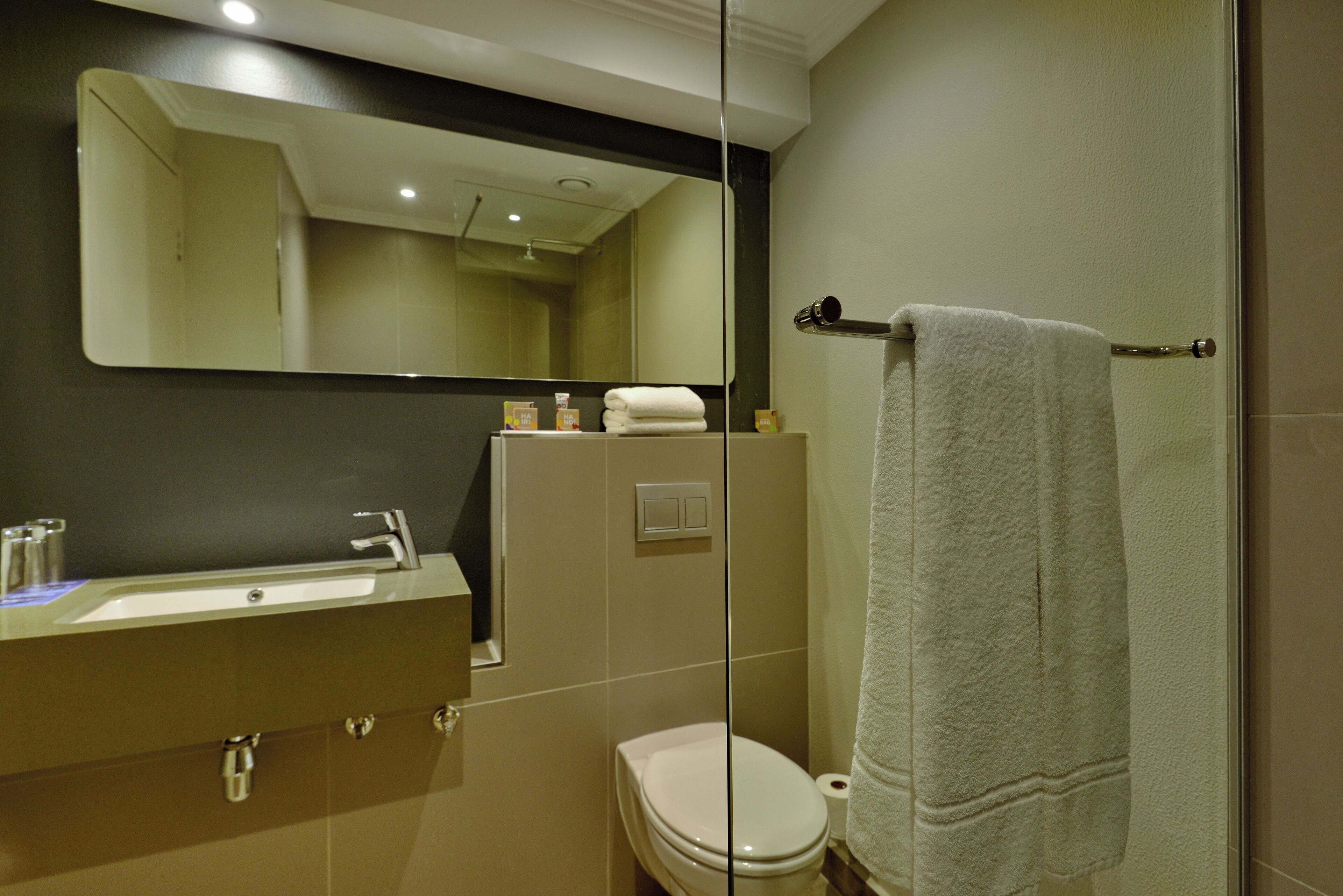 twin room, non smoking | bathroom | shower, hydromassage showerhead, free toiletries, hair dryer