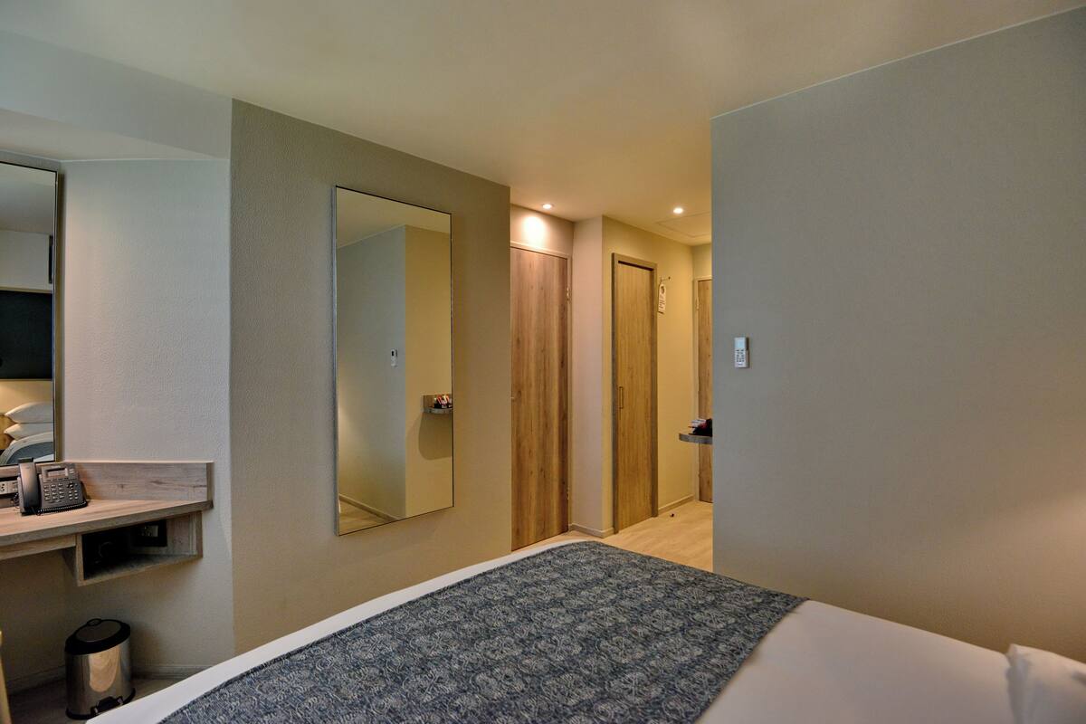 in-room safe, desk, laptop workspace, blackout curtains