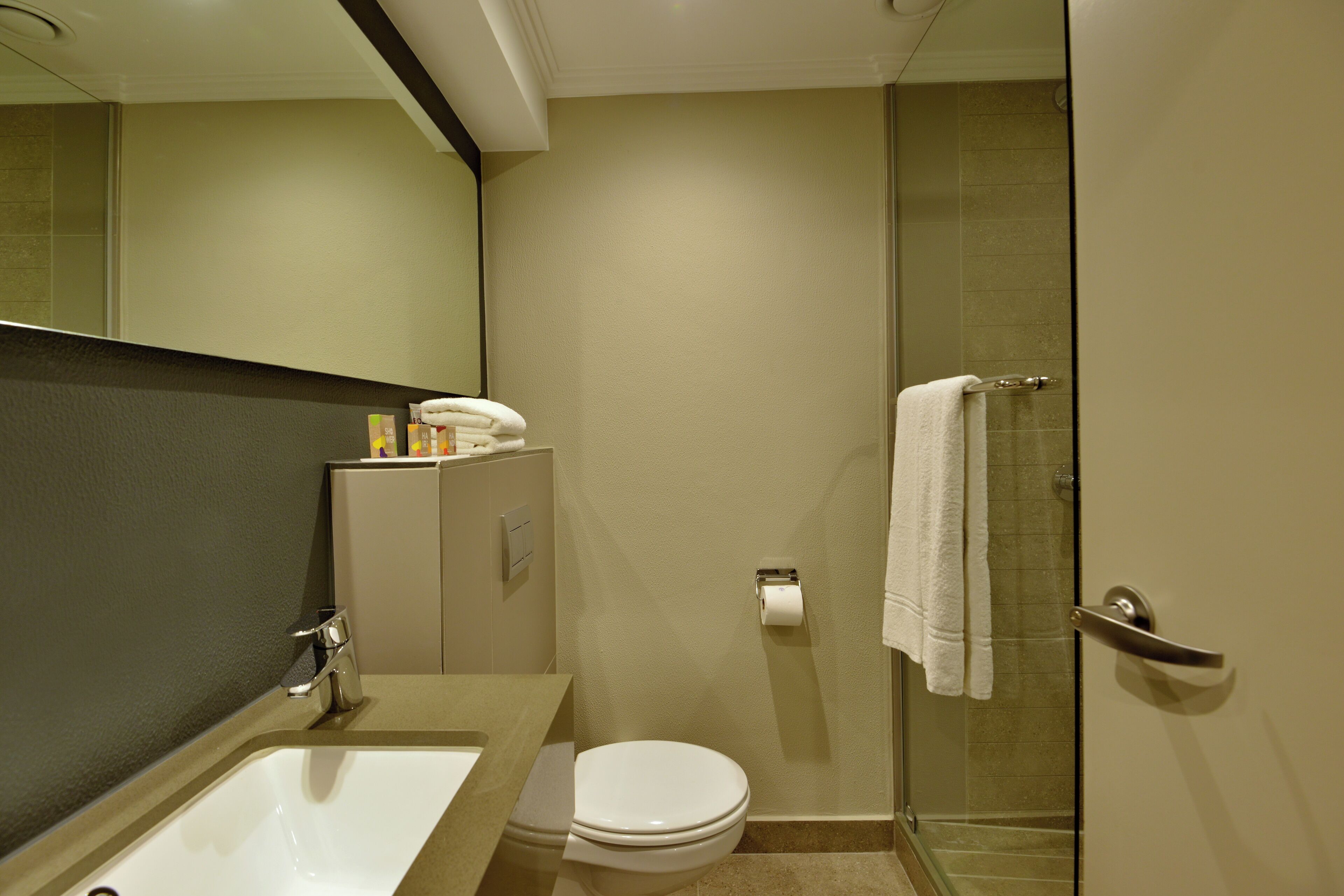 shower, hydromassage showerhead, free toiletries, hair dryer