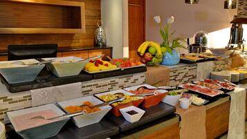 Lunsj og middag serveres, utsikt mot bassenget