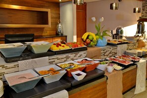 Lunsj og middag serveres, utsikt mot bassenget