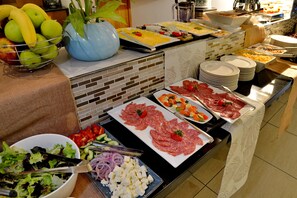 Phục vụ bữa trưa và bữa tối 