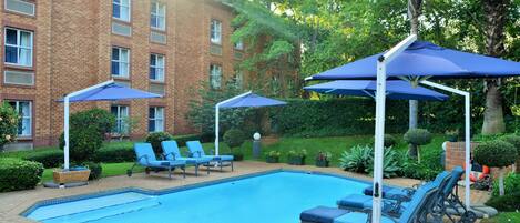 Piscina externa, guarda-sóis, espreguiçadeiras