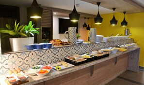 Daily full breakfast (ZAR 160.00 per person)